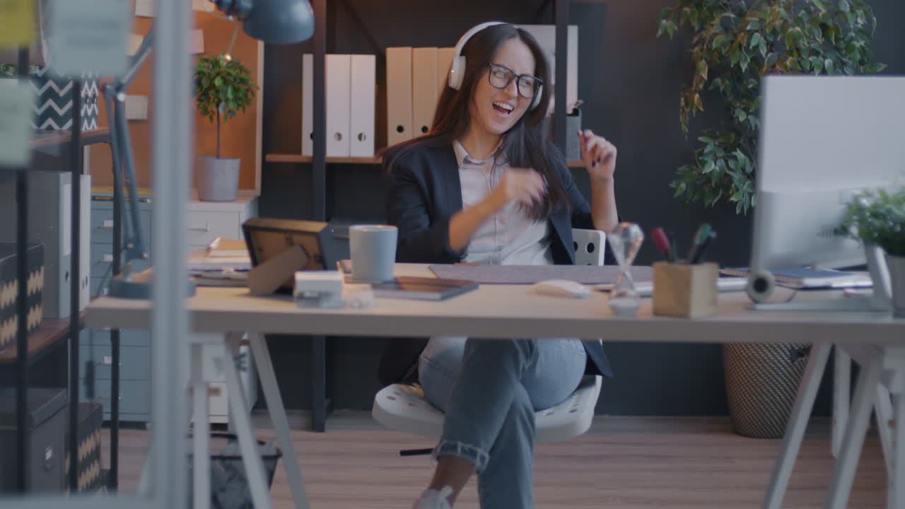Donna felice che balla in un ufficio moderno