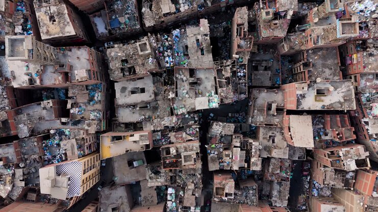 Persone che lavorano nella Città della Spazzatura del Cairo - vista aerea