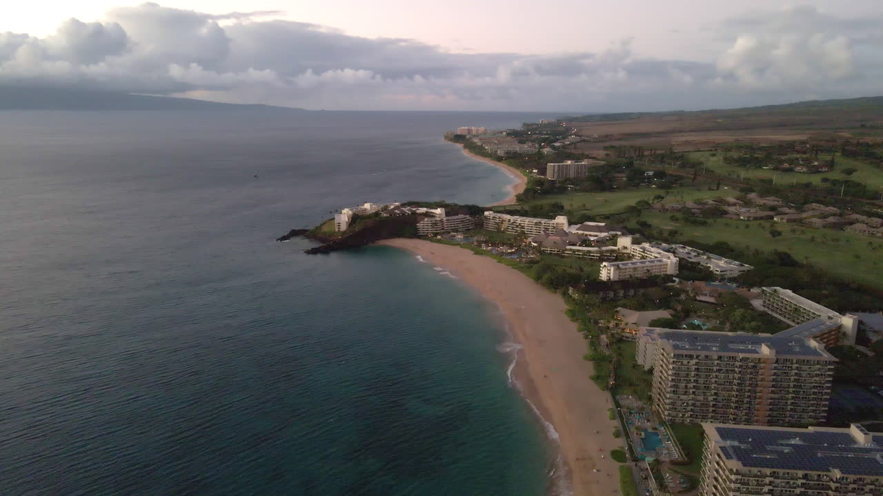 La costa di Maui al tramonto.