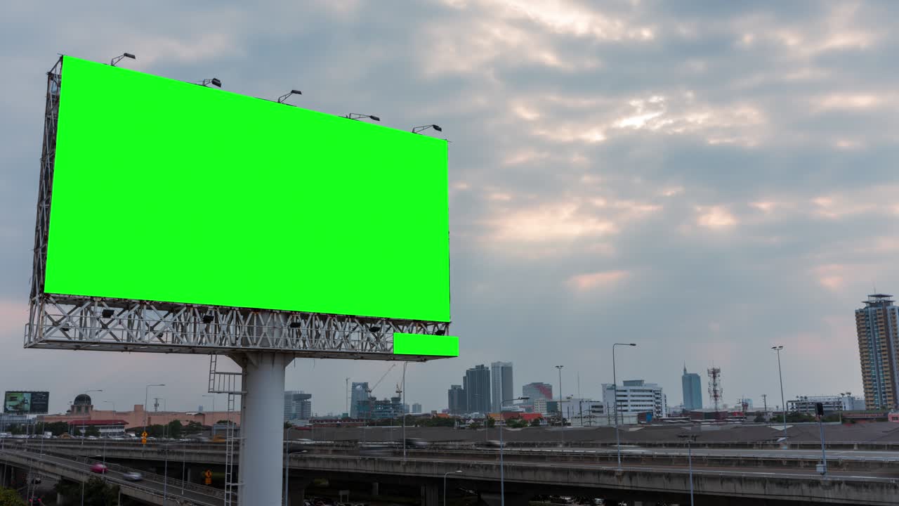 pantalla verde de un cartel publicitario en la autopista