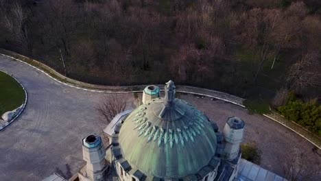 Flying-up-and-panning-down-towards-an-old-building-in-Bucharest,-Romania