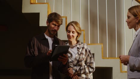 pareja viendo una propiedad con un agente inmobiliario