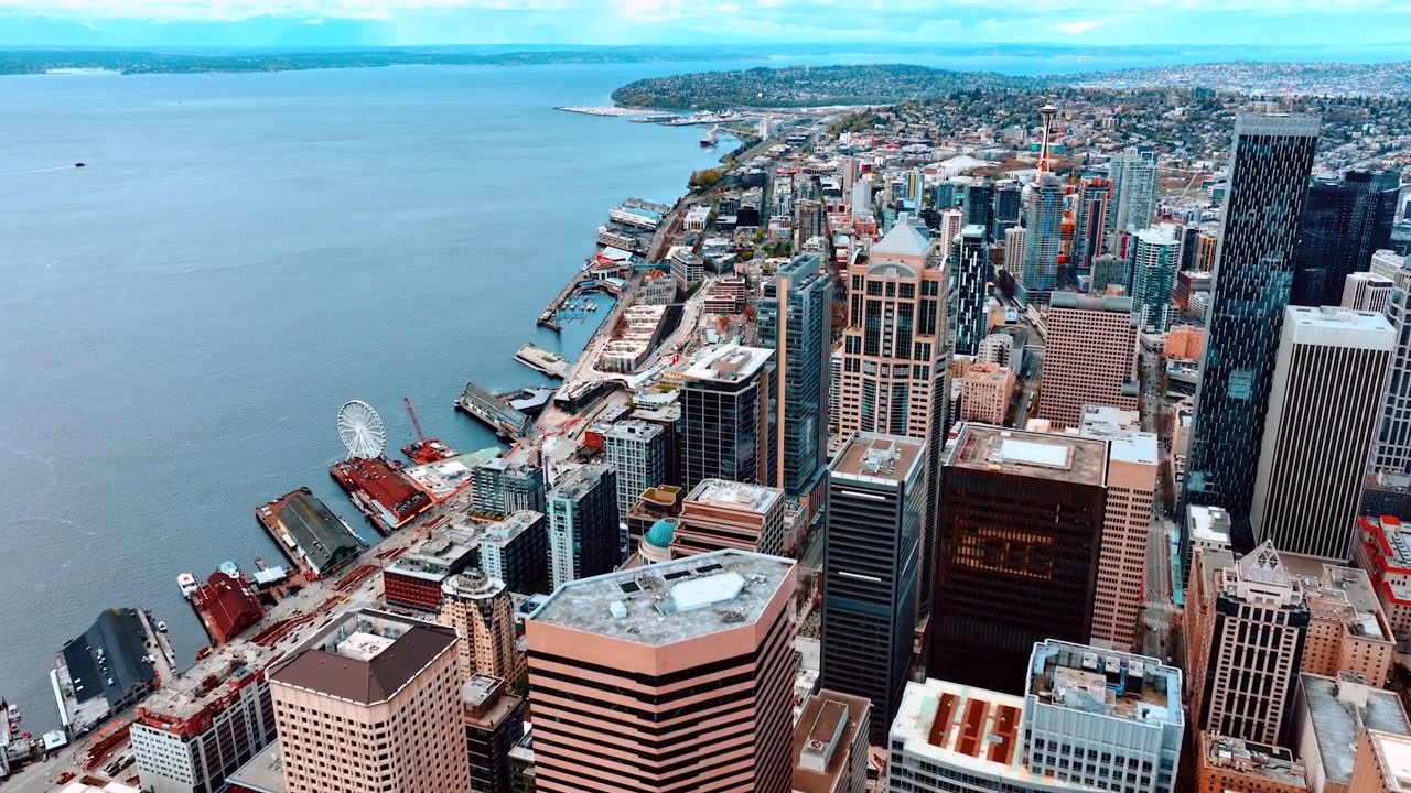 Vista deslumbrante da moderna Seattle na orla do Lago Washington. Vasto panorama da metrópole ao meio-dia. Vista aérea.
