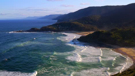 Paisaje-Idílico-Con-Océano-Y-Exuberantes-Colinas-En-La-Playa-De-La-Era-Norte-En-El-Parque-Nacional-Real,-Nueva-Gales-Del-Sur,-Australia---Tiro-Estático-Aéreo