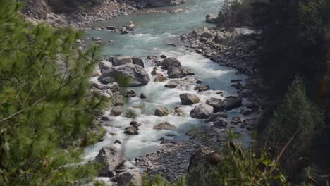 Río-Blanco-Nepal,-Colinas,-Paisajes,-Belleza-Natural-Escénica,-Rocas-Y-Cantos-Rodados,-Bosque,-Religión,-Paz-Y-Calma-4k