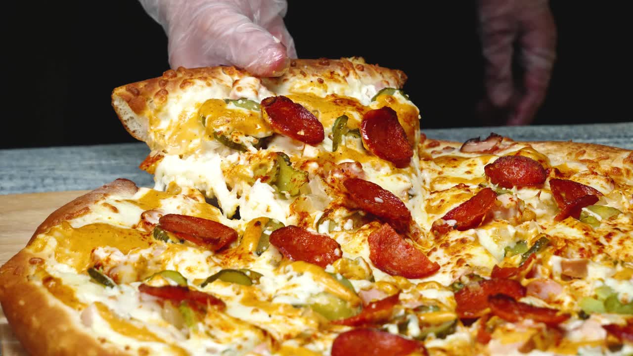 손으로 피자 조각을 잡고