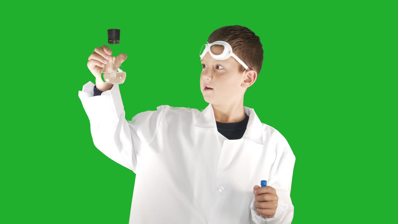 크로마 키 녹색 스크린 배경에서 병에 실험을 하는 학교 소년 화학자의 초상화