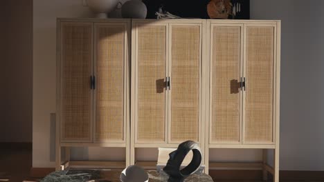 armarios de madera de lujo en la sala de estar de una casa, empujar en el tiro