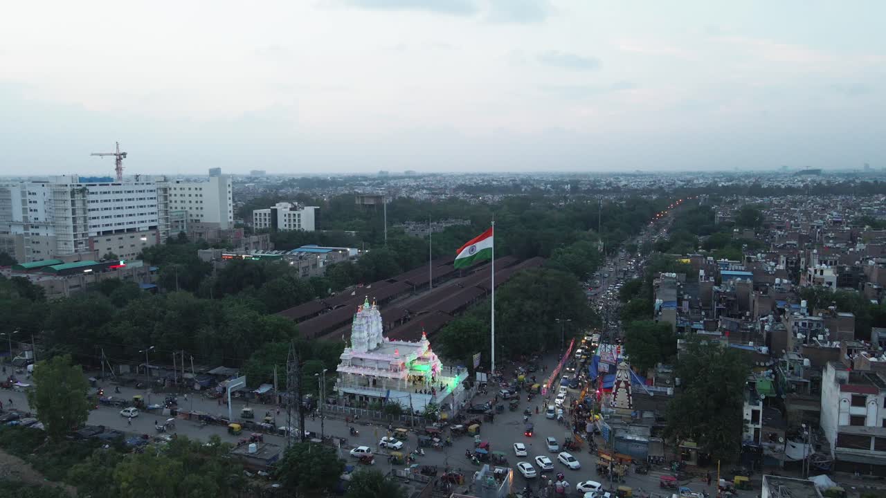 4k tomas aéreas de la bandera india en los suburbios residenciales de nueva delhi en un hermoso día deslizándose sobre techos, calles, parques y mercados en la india