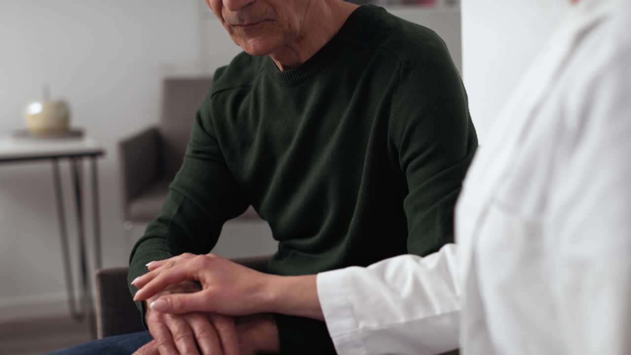 кавказский врач и пациент говорят о результатах.