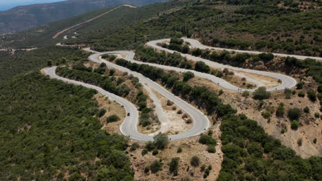 Coches-Que-Viajan-Por-El-Sinuoso-Paso-De-Montaña-En-Un-Día-Soleado-En-El-Peloponeso,-Grecia