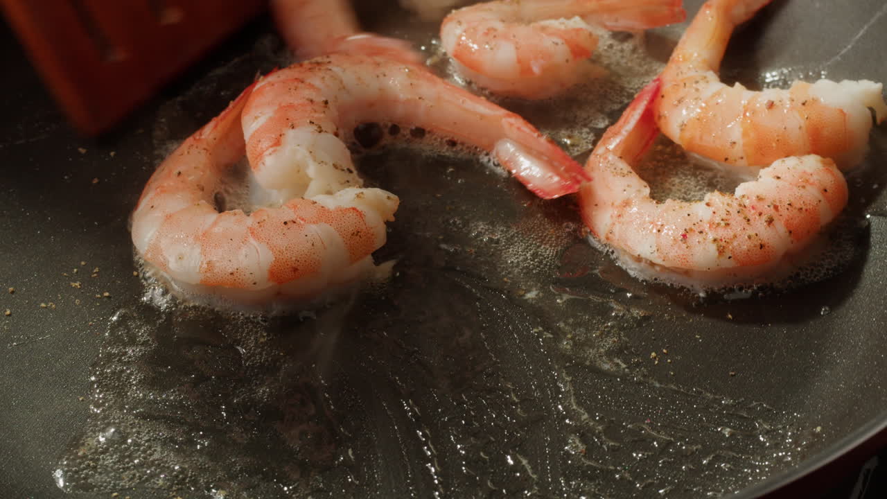 팬 에 새우 를 요리 하는 것