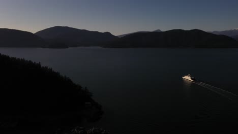 Impresionante-Vista-Aérea-De-Un-Ferry-Que-Navega-Al-Atardecer-En-El-Sonido-Howe