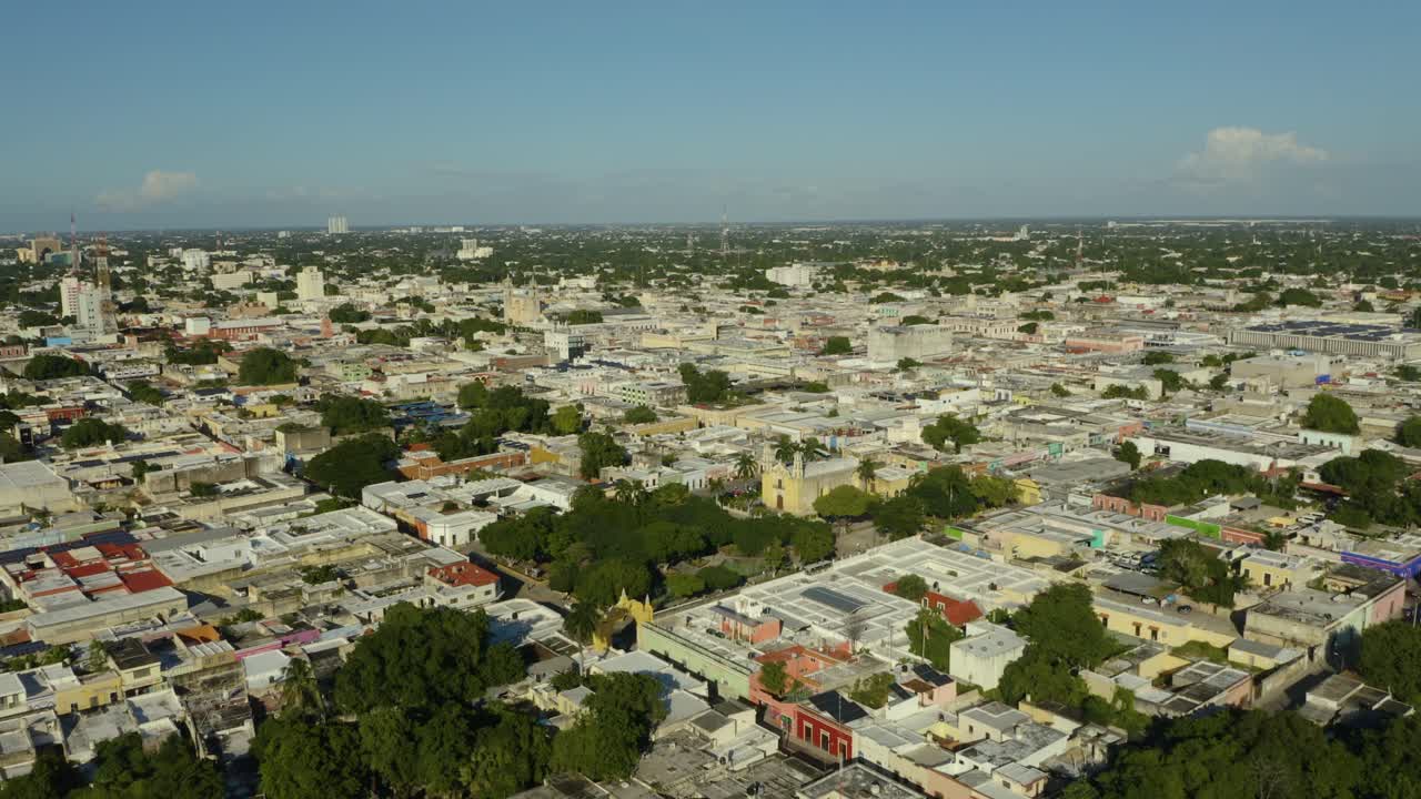drone aéreo vuela sobre san juan bautista en la tarde de verano