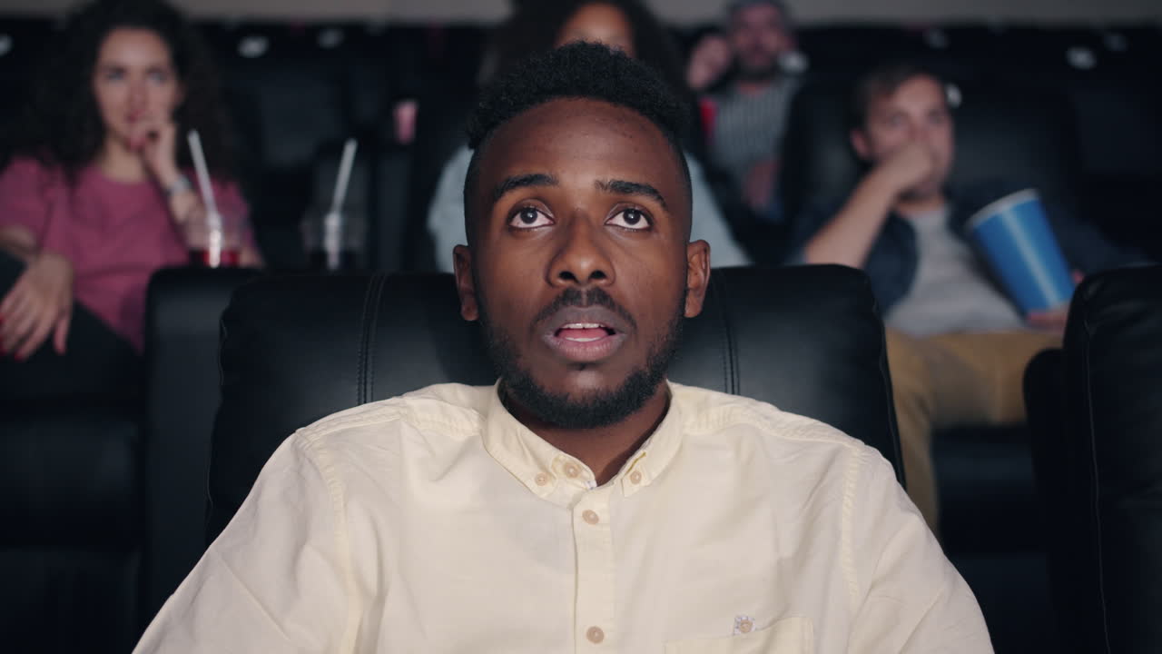 Uomo sorpreso al cinema