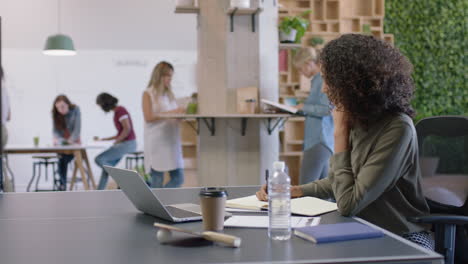 Mujer-De-Negocios-Profesional-Jefa-Intercambiando-Ideas-Trabajando-En-Un-Proyecto-De-Escritura-Creativa-En-Una-Oficina-Moderna-Feliz-Lugar-De-Trabajo-Multiétnico