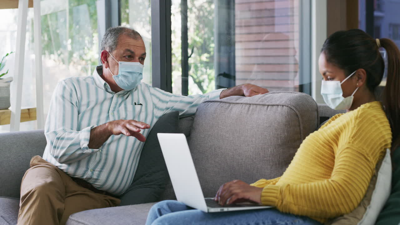 코비드, 노트북과 아버지와 온라인을 위한 여자