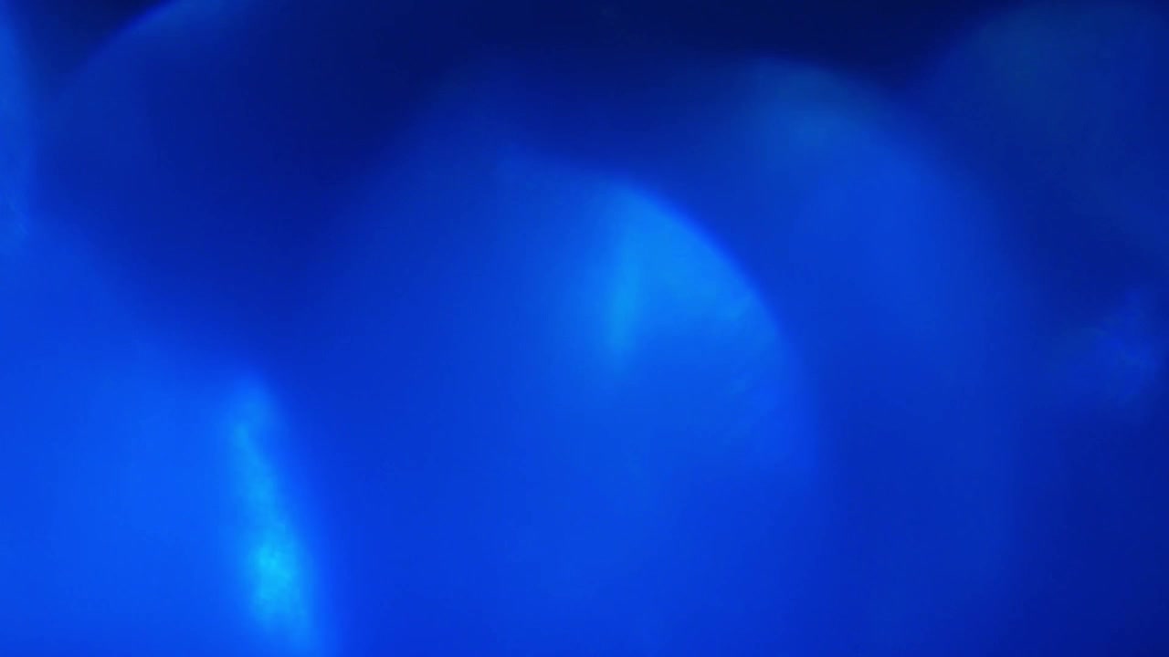 Perdite di luce blu dinamiche e bagliori dell'obiettivo su sfondo scuro