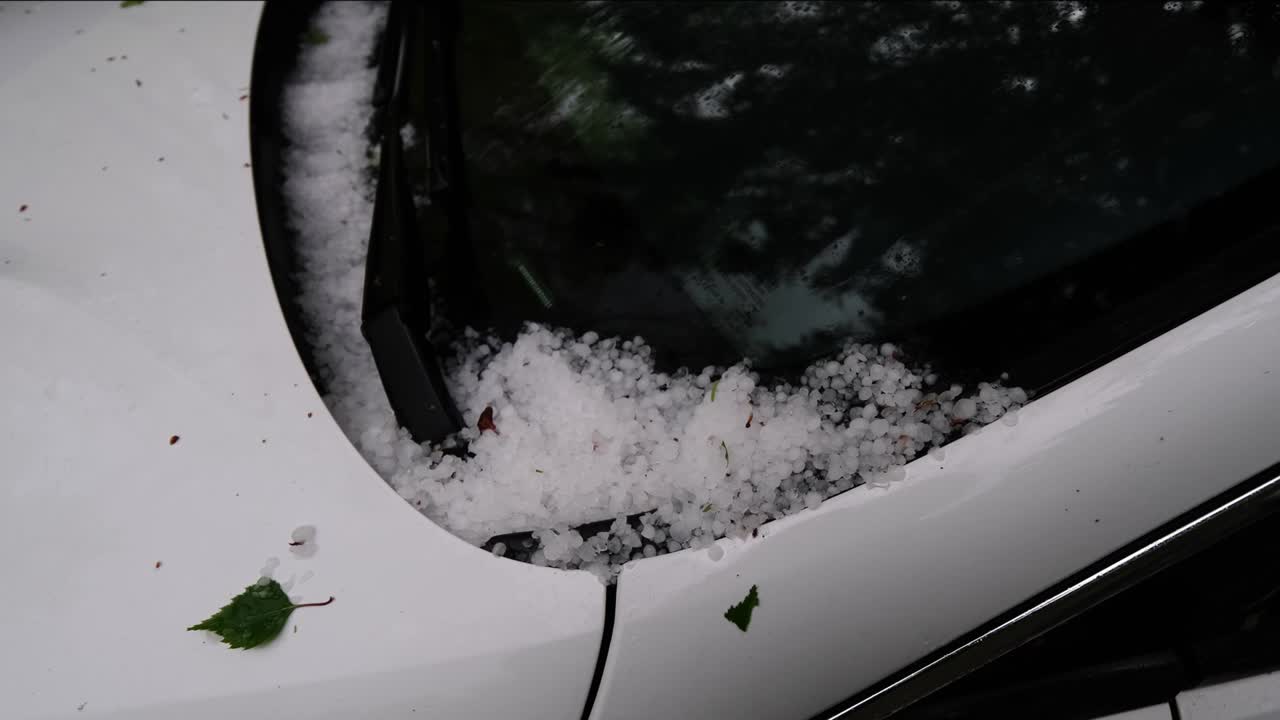자동차 앞 유리창 에 축적 된 우박