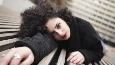hermosa mujer de aspecto italiano de raza mixta descansando en el suelo con líneas mirando en el movimiento creativo de la cámara