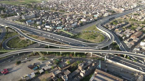 4k:-Drohnenansicht-Der-Stadt-Punjab-In-Pakistan,-Ansicht-Der-Verkehrsüberführung-Und-Des-Stadtverkehrs