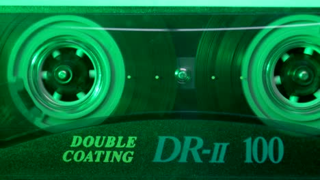 cassette de audio en el reproductor. primer plano