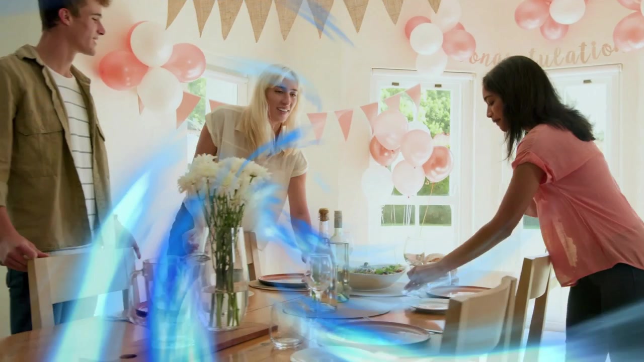 Tres adultos acercándose a la mesa llevando ensalada, organizando platos para el evento mientras un remolino azul se extiende.