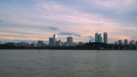 Vista-Espectacular-De-La-Puesta-De-Sol-En-Las-Torres-De-La-Ciudad-Sobre-El-Río-Han-En-Los-Distritos-De-Gangnam-En-Seúl,-Corea-Del-Sur