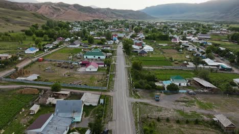 Pueblo-Rural-Con-Antecedentes-Montañosos-En-Saty,-Kazajstán,-Asia-Central