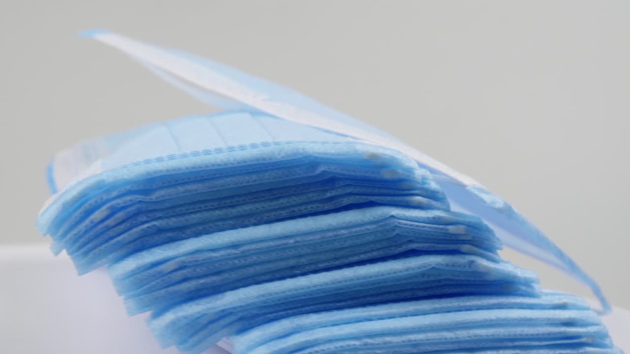 máscaras azules médicas que giran lentamente y conceptos de prevención para coronavirus y enfermedades virales