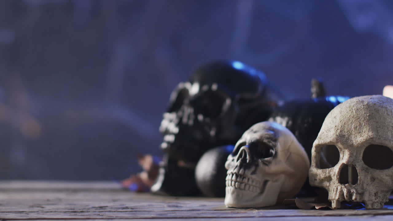 video de calaveras de halloween, vela y humo con espacio de copia en fondo púrpura