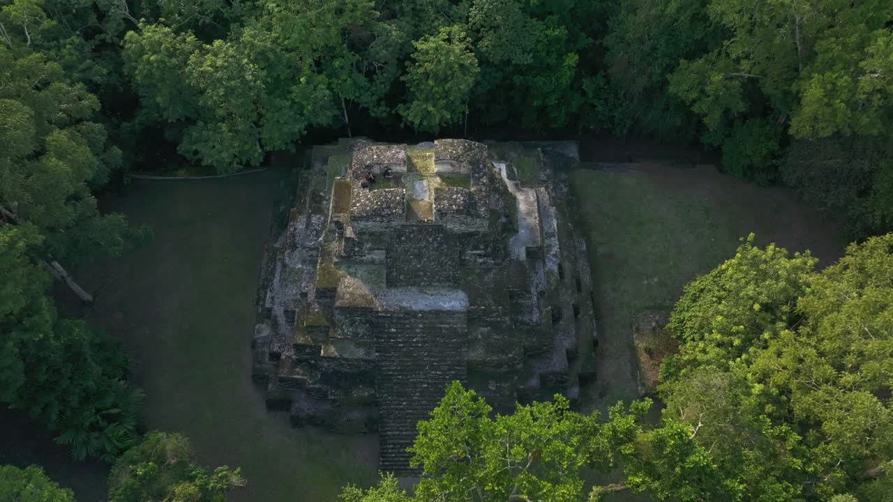 Veduta aerea di un'antica piramide Maya nascosta nella fitta giungla