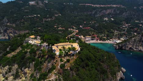 Toma-Cinematográfica-De-Un-Dron-Del-Monasterio-Paleokastritsa-En-Corfú,-Grecia