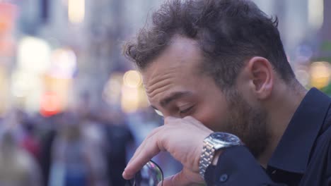 llorando en la multitud.