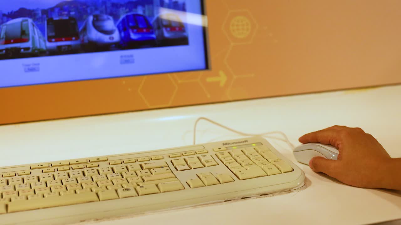 컴퓨터 키보드와 마우스와 상호 작용하는 사람