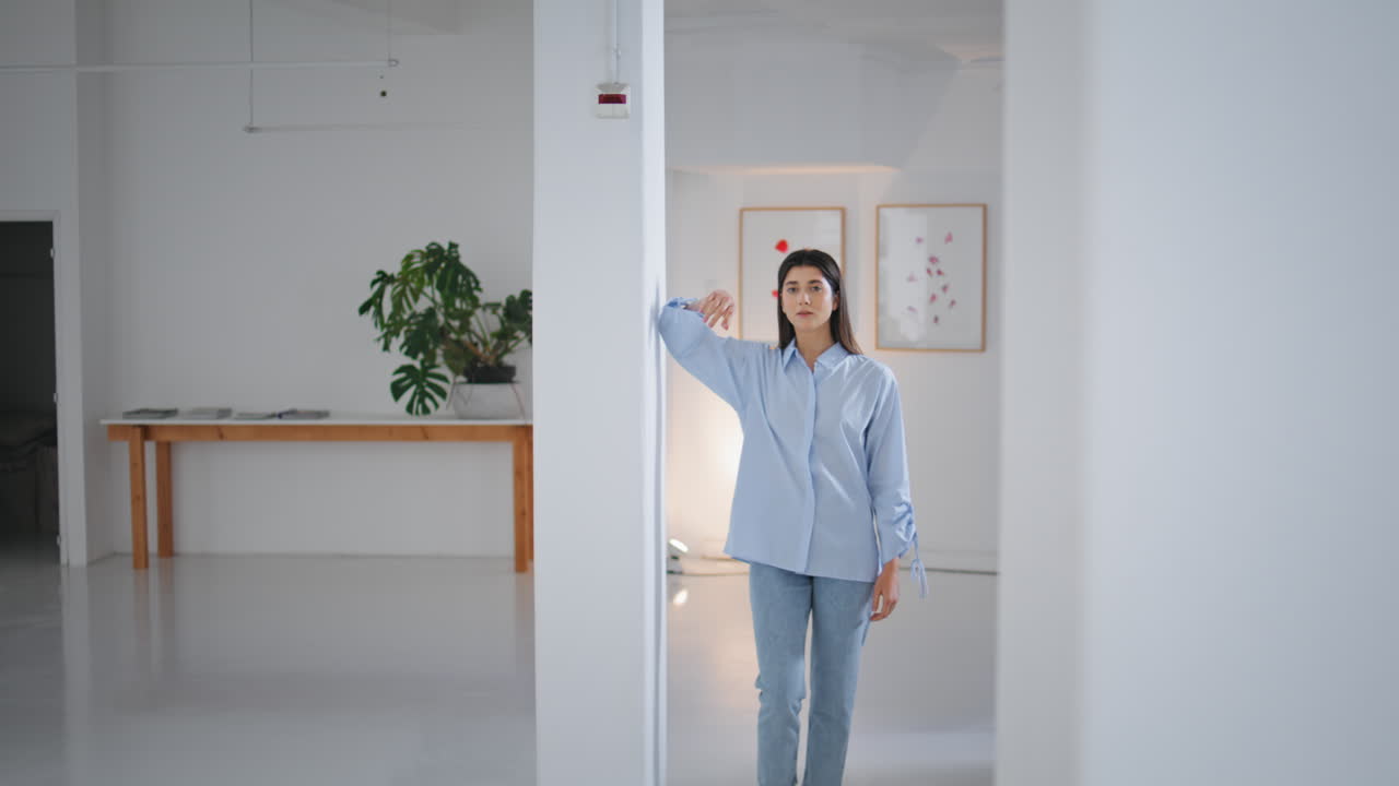 성공한 사업가 여성은 사무실에서 포즈를 취합니다. 자신감있는 갈색 여성 은  벽