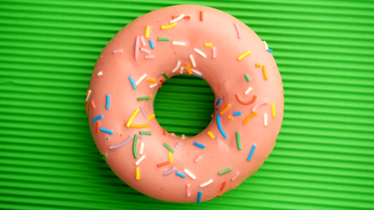 el donut glazado de primer plano.