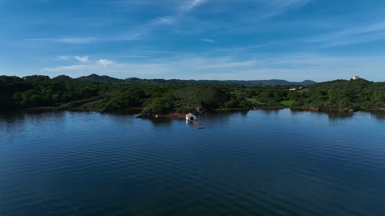 스페인 메노르카의 한적한 열대 섬에 있는 보트 하우스