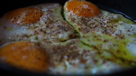 cocinar huevos fritos en una sartén con especias