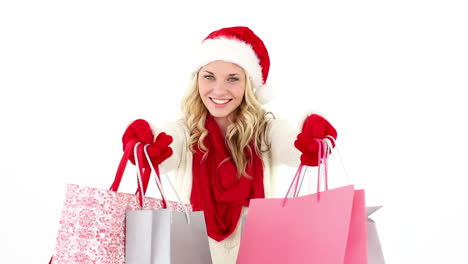 una joven rubia festiva con bolsas de compras