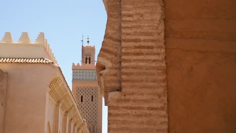 minaret meczetu koutoubia w starej medynie w marakeszu, maroko-1