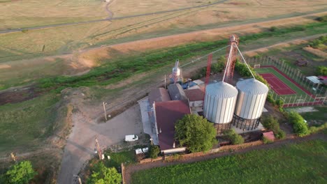 Kreisen-Um-Getreidesilo-In-Einem-Dorf