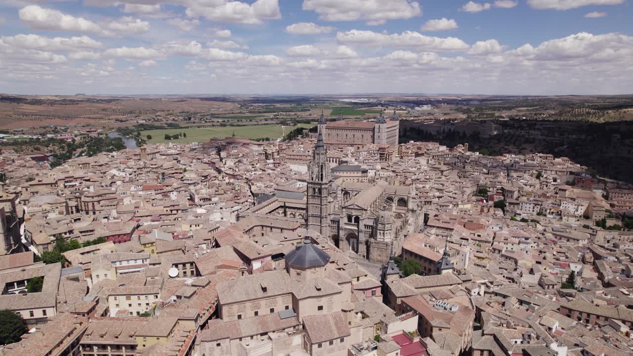 Primada-katedraali, Toledon historiallinen keskusta, Espanja - Panoraamakuva ilmasta.