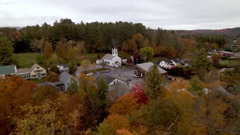 londonderry vermont en nueva inglaterra otoño empujón aéreo en la iglesia con el color de las hojas de otoño