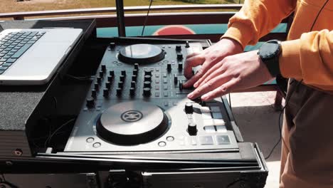 dj de moda tocando música electrónica en una fiesta moderna