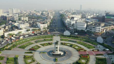 reveal shot of wonwian yai roundabout