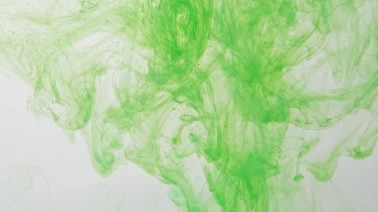 水中の緑色のインク