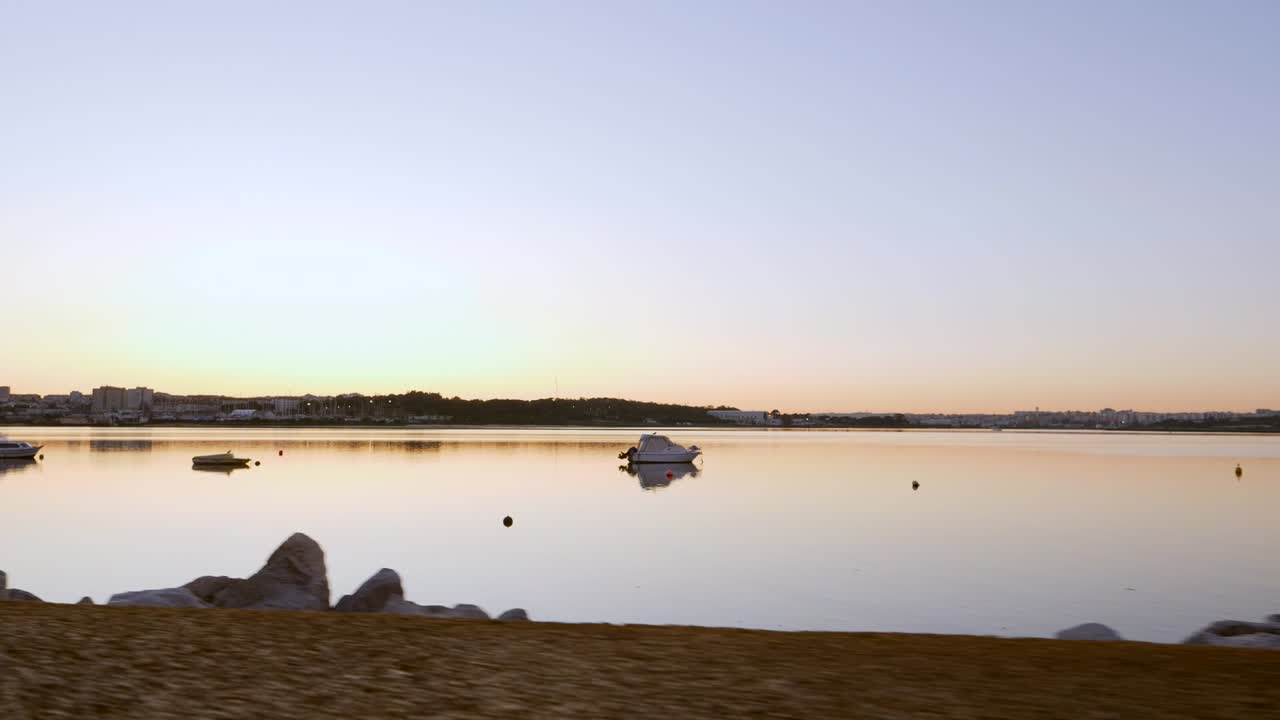 석양 빛에 보트와 함께 seixal 베이를 따라 걷기