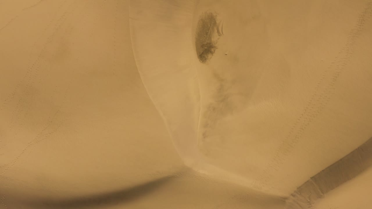 모래 언덕과 사막, 두나스 데 마스팔로마스, 그란 카나리아 상공의 드론 비행의 최고 전망