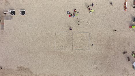 Antena:-Cancha-De-Voleibol-En-La-Arena-Con-Gente-Y-Turistas-Descansando-En-La-Playa